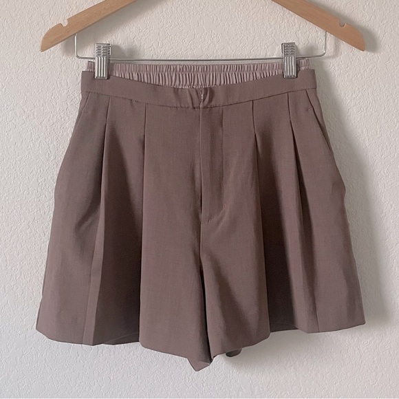 Pleated burgundy shorts - Picture 1 of 4